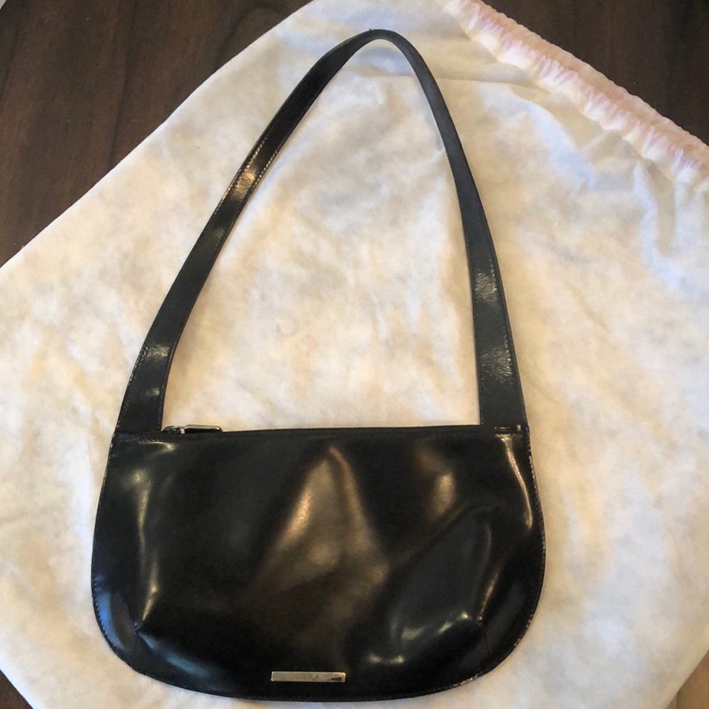 ✔️Furla leather zip close lined inside zip pocket shoulder bag grad flat strap